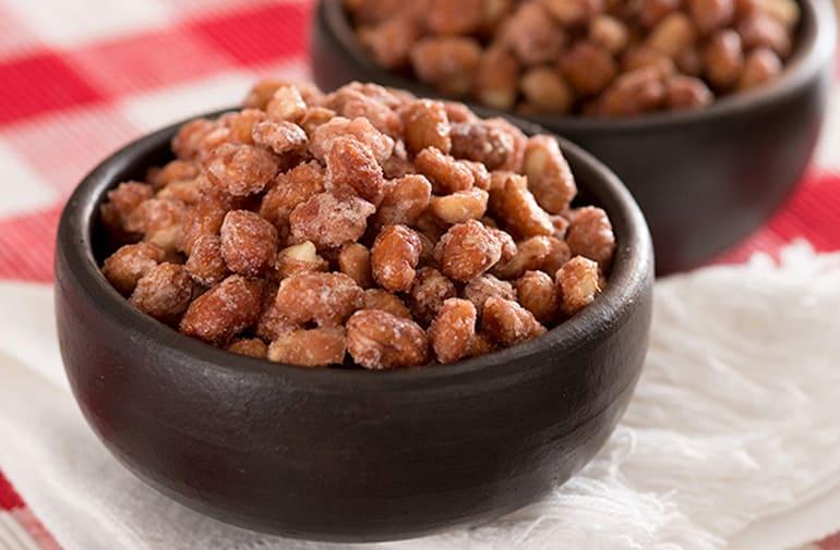 Cumbuca de barro com amendoim pralinê crocante coberto com casquinha de açúcar