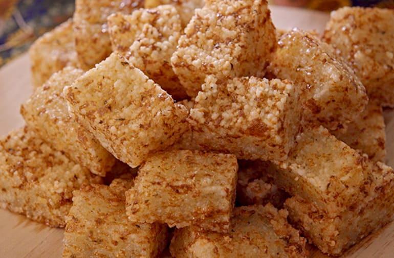 Dadinhos de tapioca granulada Yoki, fritos, servidos em porção como petisco em cenário de festa junina