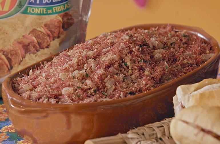 Travessa de cerâmica com recheio para sanduíche de carne seca com farofa