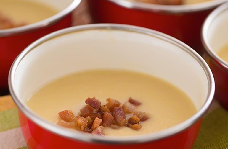 Panelinha pequena com entrada de creme de feijão branco Yoki decorado com cubinhos de bacon frito