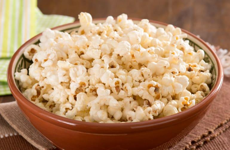 Receita de pipoca doce com manteiga de baunilha, servida em tigela rústica