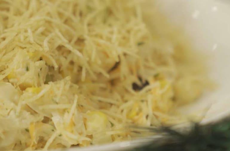 Salpicão de natal com batata palha, feito de maionese e frango desfiado, com cenoura, maçã e uva passa.